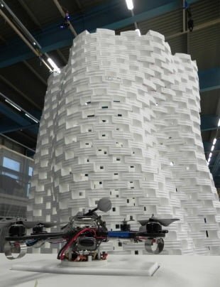 Turn de 7 de metri, construit exclusiv de roboti zburatori
