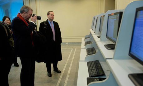 Eric Schmidt takes photographs as he tours a computer lab at Kim Il-sung university in Pyongyang