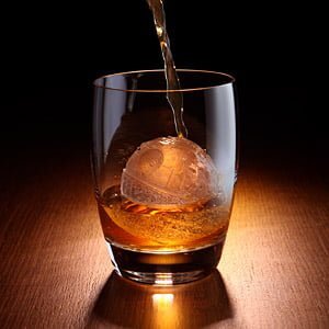 f0b6_death_star_ice_tray_inuse