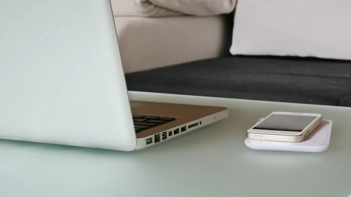 Slimo.Cum iti incarci iPhone-ul fara niciun cablu! (VIDEO)