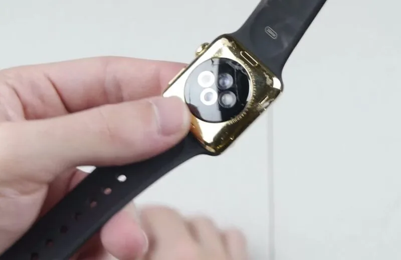 Cum distrugi un Apple Watch de 10.000 $