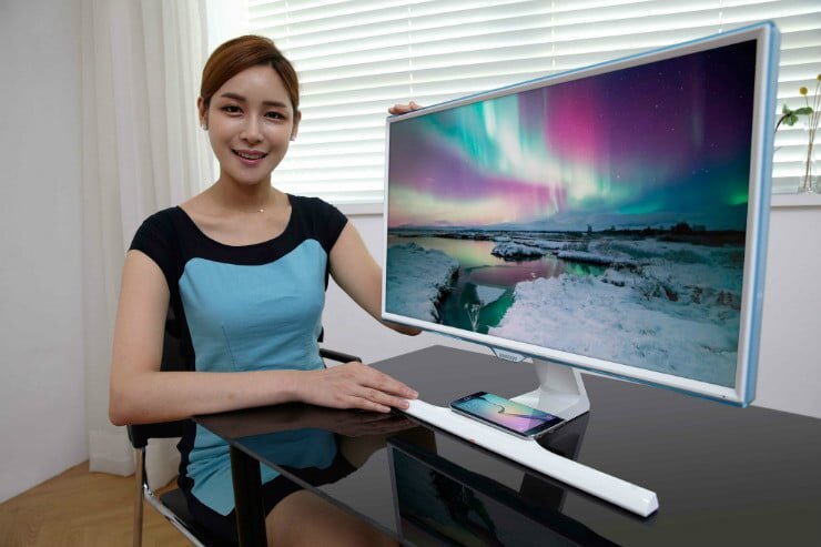Monitorul Samsung  SE370 îţi permite, dacă ai un telefon compatibil (Galaxy S6 sau S6 Edge), să îl aşezi în apropierea acestuia şi îl încarci wireless, cu ajutorul funcţiei integrate.