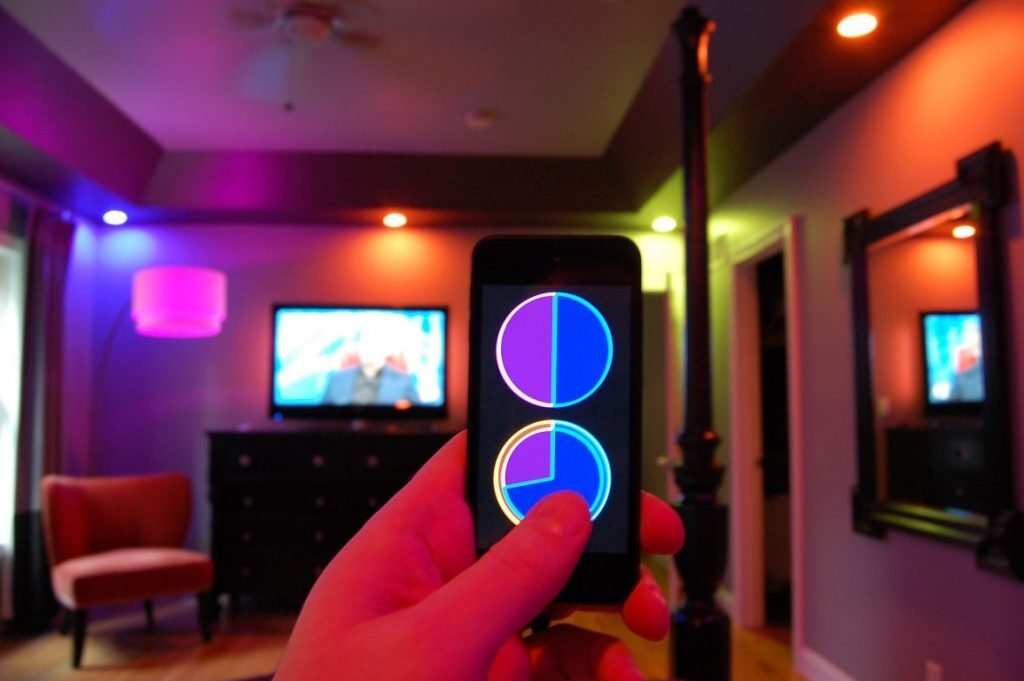 Philips Hue. Cum arată şi de ce merită becurile inteligente
