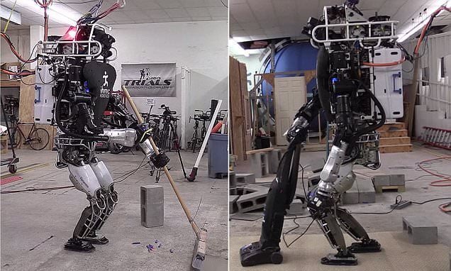 robotul umanoid Atlas da cu matura