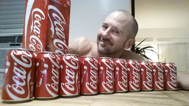 Experiment incredibil: Ce se întâmplă dacă bei 10 Coca-Cola pe zi