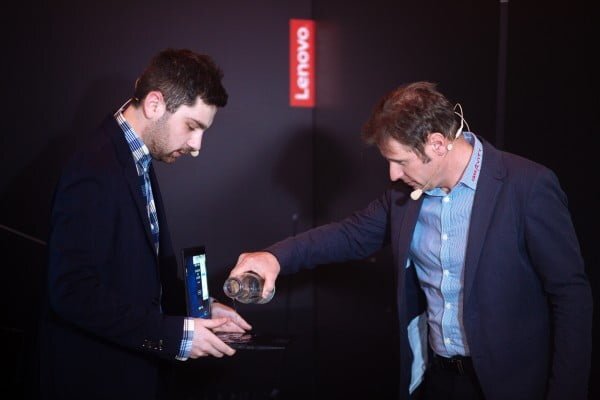 ThinkPad X1 Lenovo ThinkPad X1 Yoga test rezistenta apa
