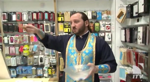 Fabulos! Un preot a „exorcizat” telefoanele iPhone