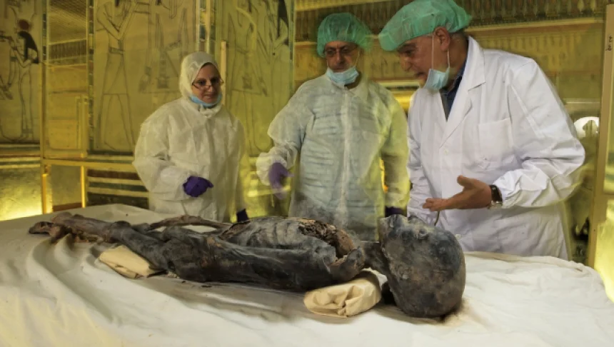Tutankhamon — Imagine 3 Mumia lui Tutankhamon