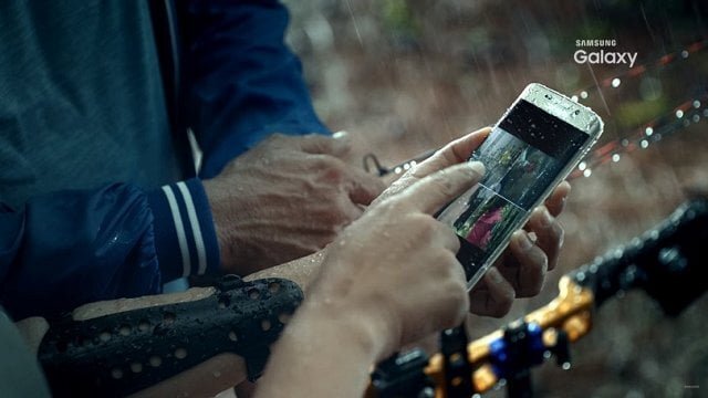 Ştiaţi că? De ce să nu pui Galaxy S7 la încărcat când e ud!