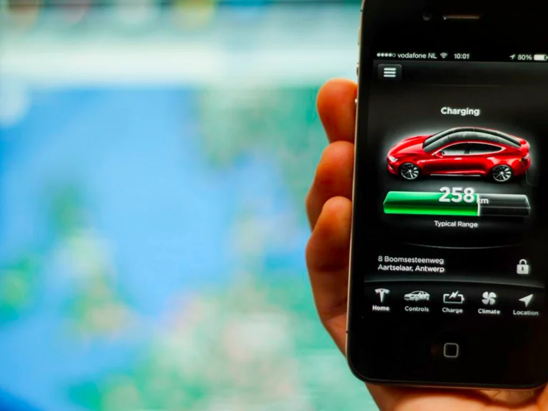 tesla model 3, controlat prin telefon
