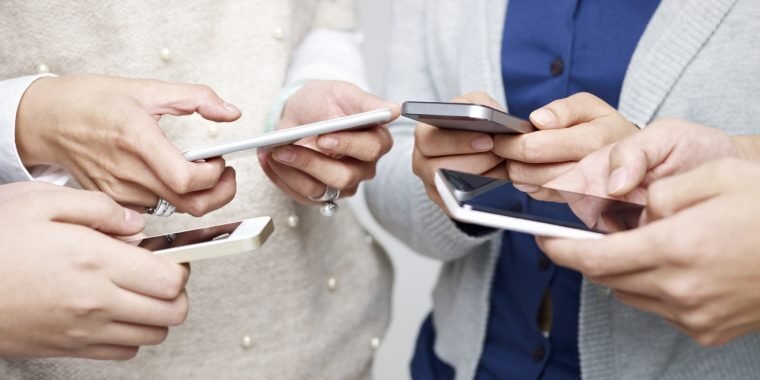 Telefoanele mobile pot cauza cancerul? Ce spun experţii