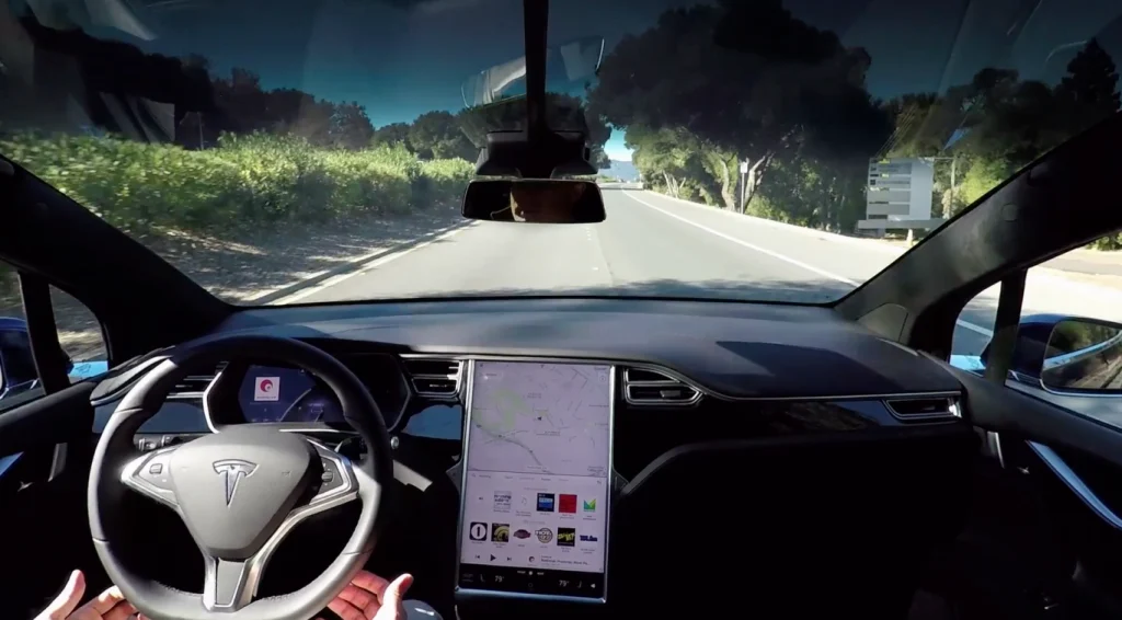 Elon Musk insistă cu pilotul automat. Un nou clip video demonstrativ