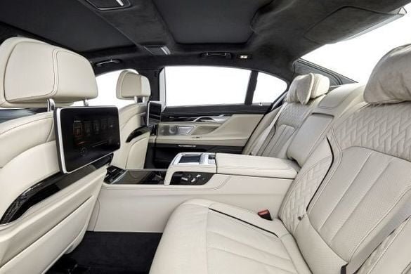 Modelul BMW M760Li xDrive interior