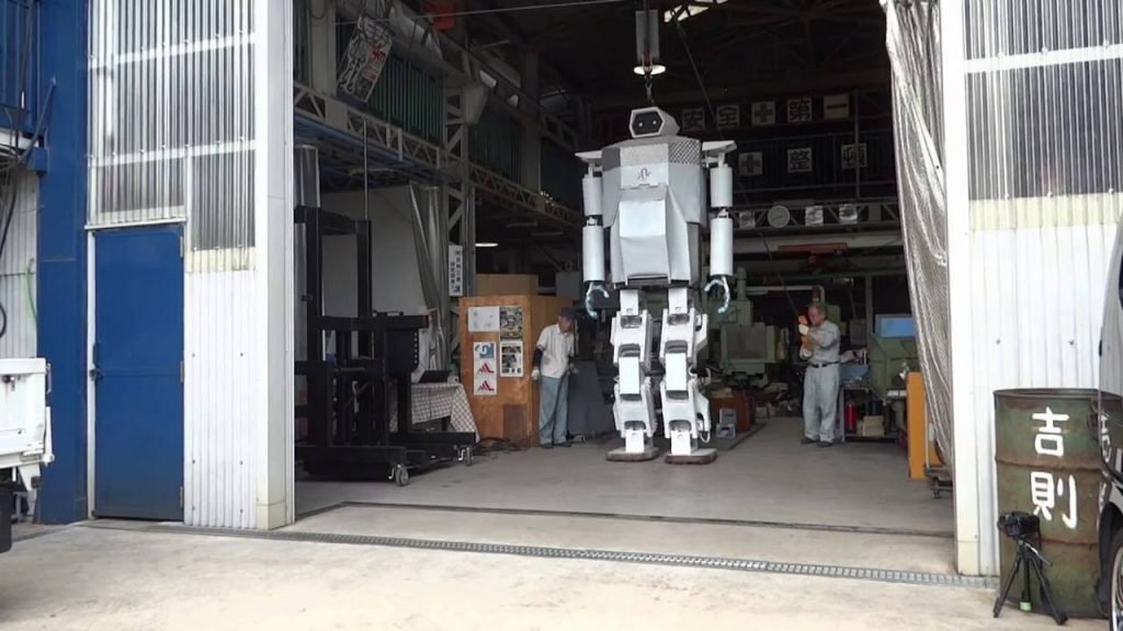 Au construit un robot uriaş, HJM-43, în garaj