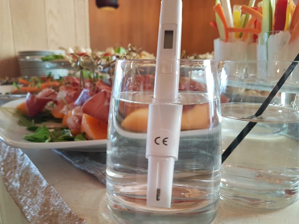 Tu știi ce apă bei? Xiaomi prezintă un detector pentru testarea calității apei