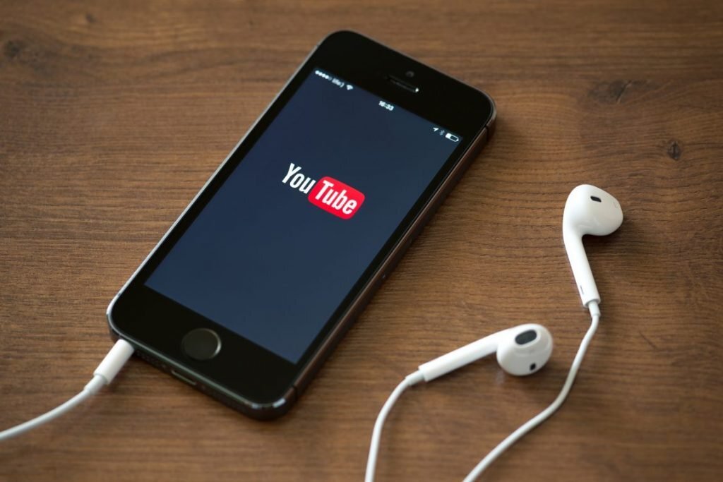 Aplicaţii de telefon — Imagine 4 Bigstock Youtube Application gadgetreport.ro