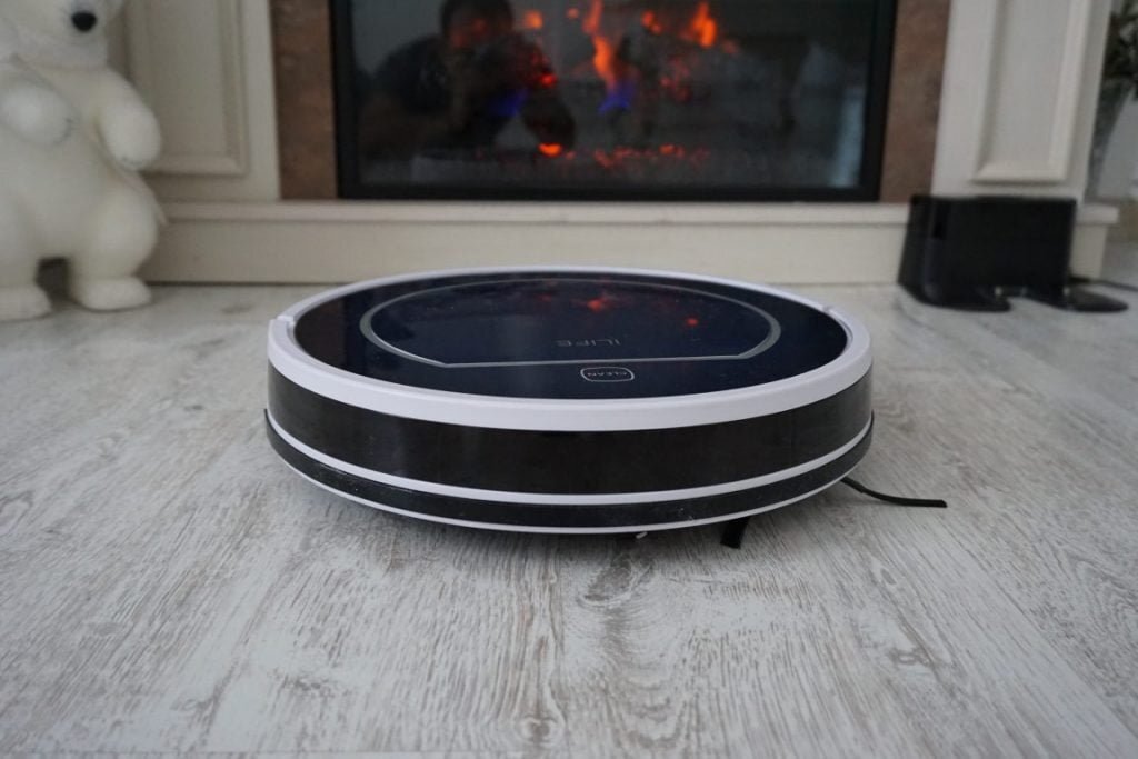 ILIFE V7. Un robot inteligent care aspiră și dă cu mopul în timp ce ești la serviciu