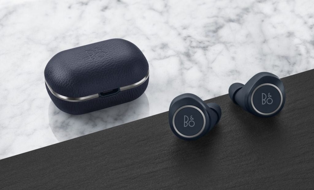 Beoplay E8 varianta culoare Indigo Blue