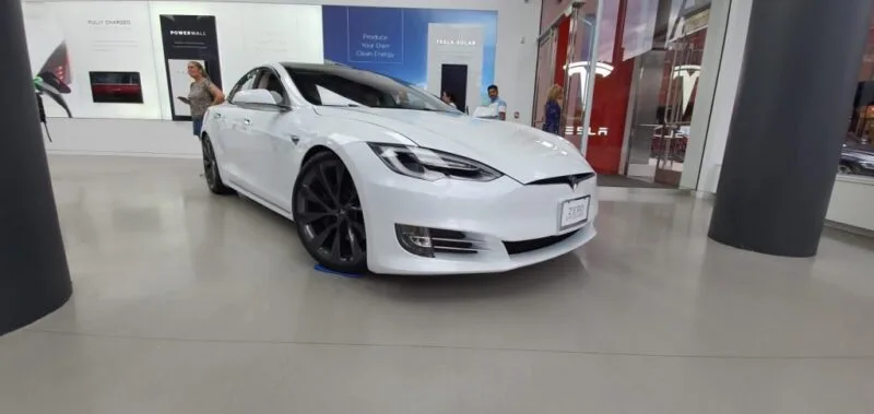 showroom Tesla