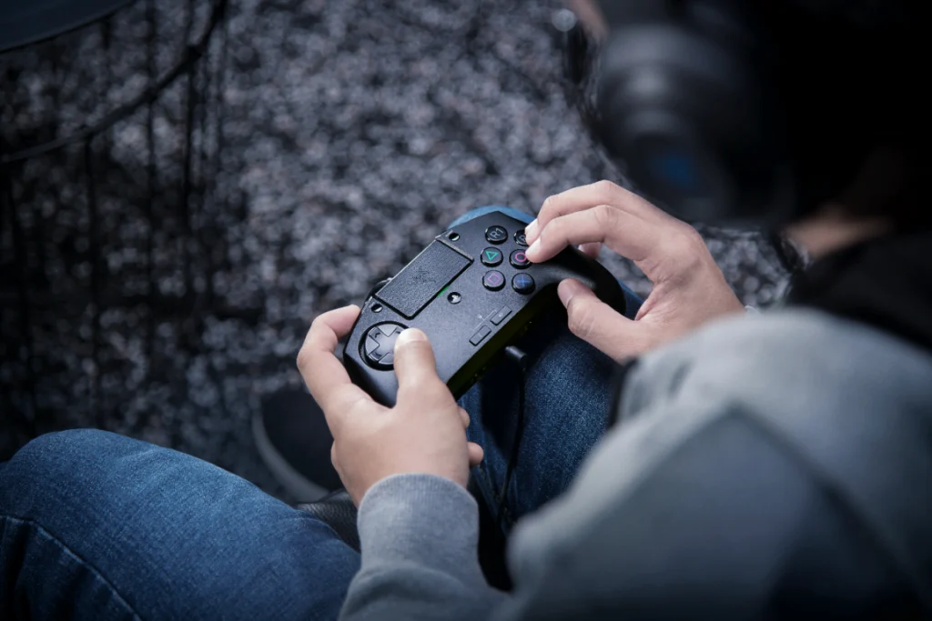 Razer Raion combină precizia unui arcade stick cu dimensiunile unui controller obișnuit