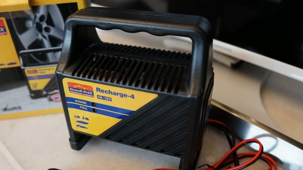Tutorial video incarcator baterie auto. Un gadget ieftin si usor de folosit