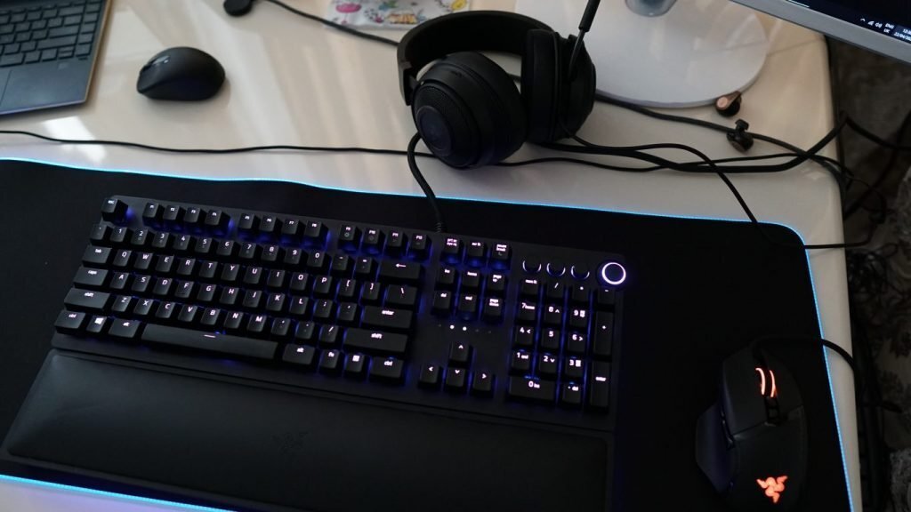 Review setup de office & gaming de la Razer. Mouse, tastatură, mousepad și căști excelente