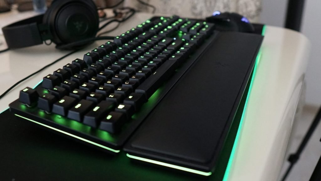 Review setup de office & gaming de la Razer. Mouse, tastatură, mousepad și căști excelente