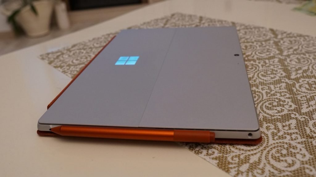 Surface Pro 7 — Imagine 2 Unboxing Microsoft Surface Pro 7. Tabletă și laptop în același timp, cu Windows 10
