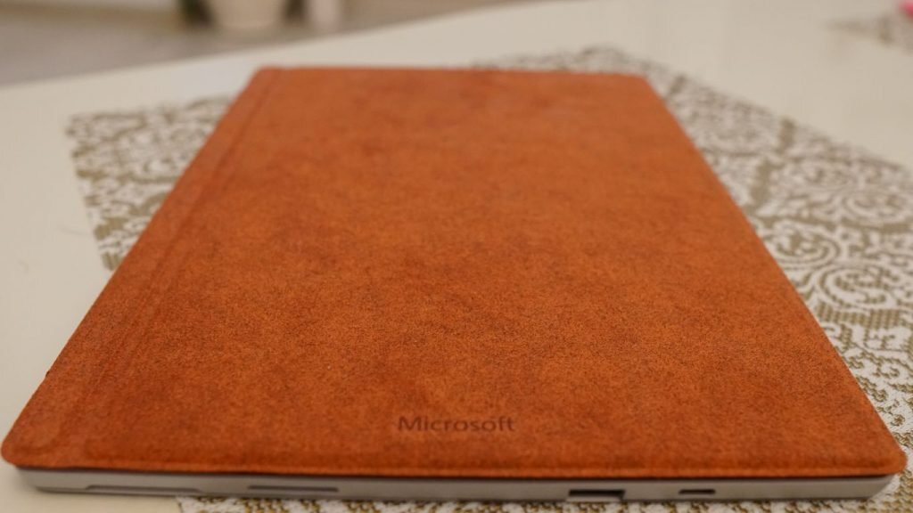 Surface Pro 7 — Imagine 4 Unboxing Microsoft Surface Pro 7. Tabletă și laptop în același timp, cu Windows 10
