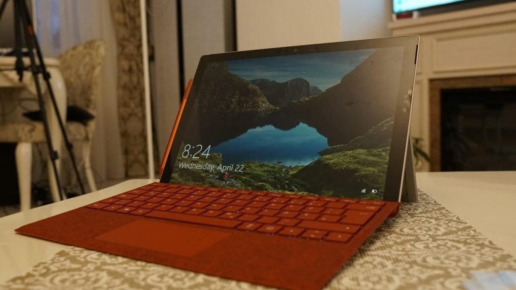 Surface Pro 7 — Imagine 3 Unboxing Microsoft Surface Pro 7. Tabletă și laptop în același timp, cu Windows 10