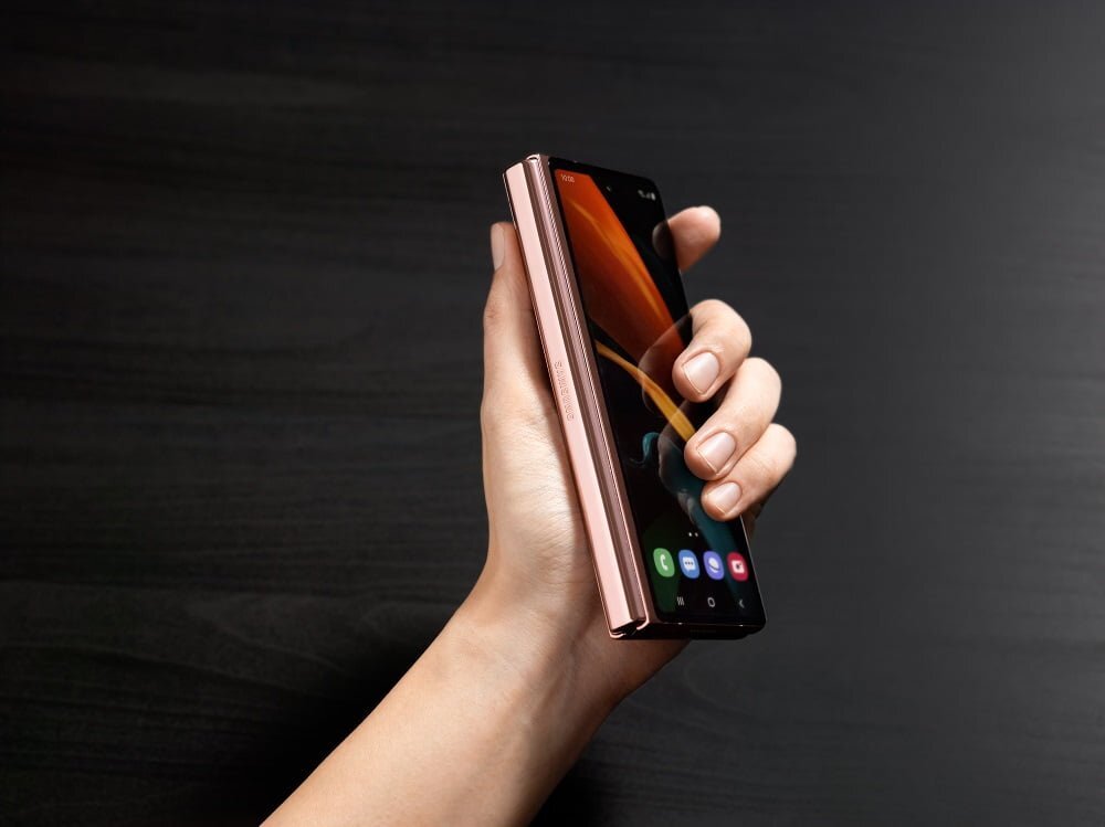 01 galaxyzfold2 lifestyle