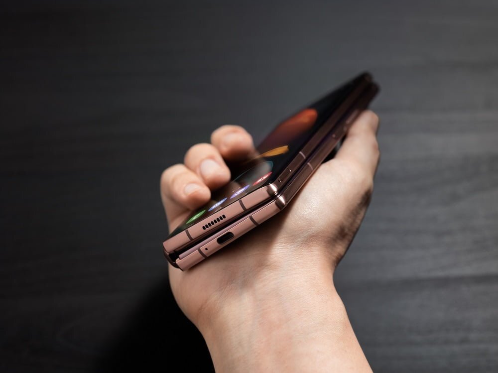 03 galaxyzfold2 lifestyle