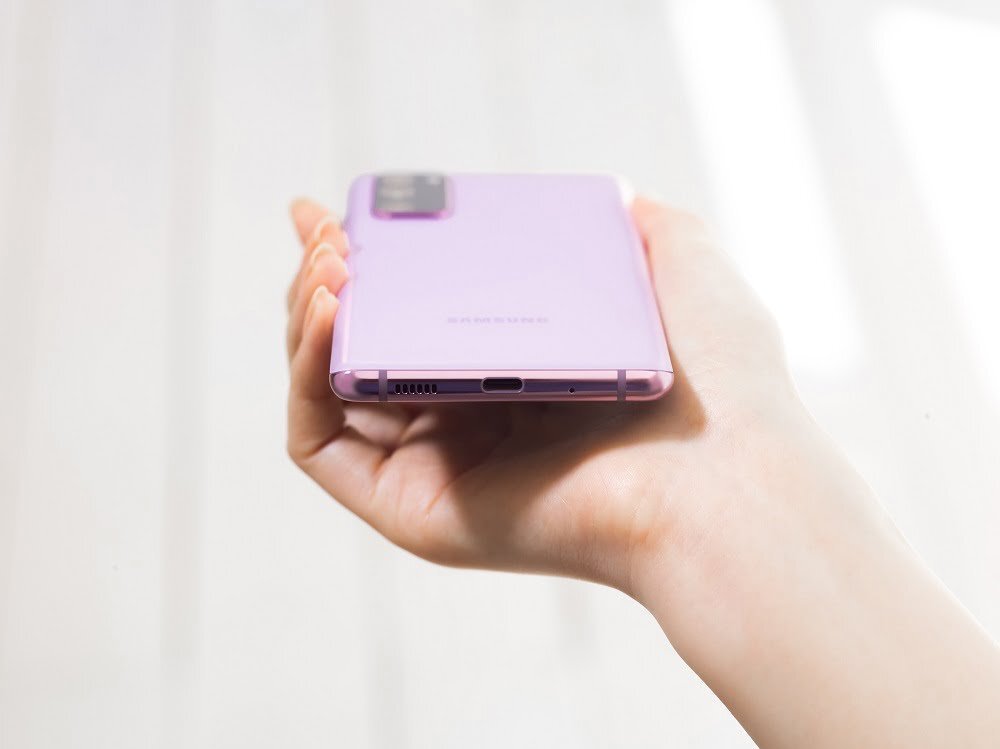 Galaxy S20 FE — Imagine 3 Galaxys20fe lavender handson high 1