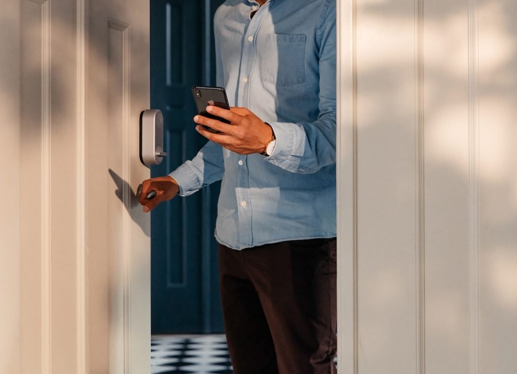 O încuietoare inteligentă accesibilă prin smartphone — Imagine 2 Yale Linus 4