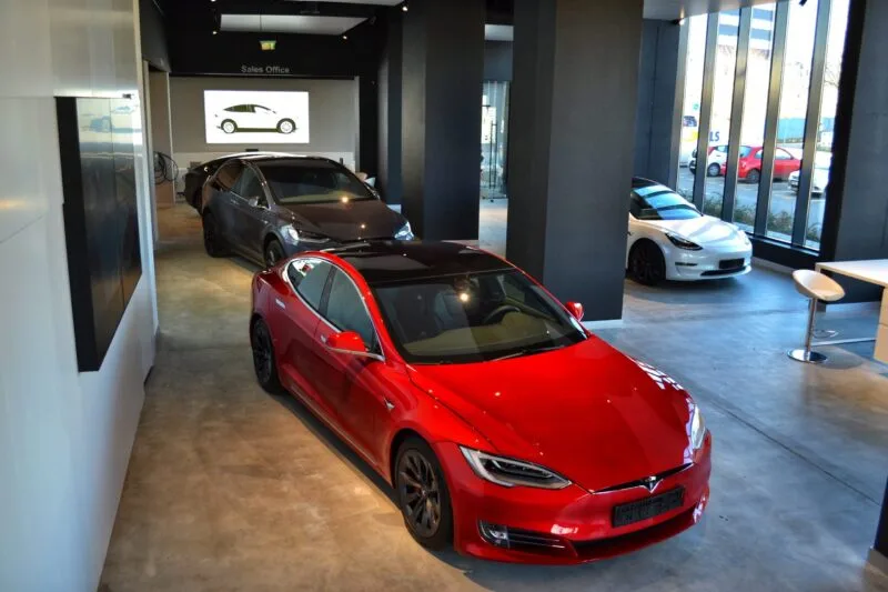 showroom Tesla