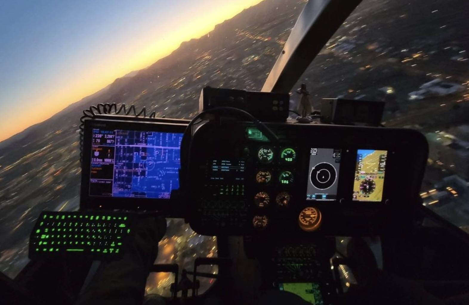 Un elicopter militar întâlneşte 3 OZN-uri! Imaginile lansate în premieră de US Navy Un elicopter militar întâlneşte 3 OZN-uri! Imaginile lansate în premieră de US Navy
