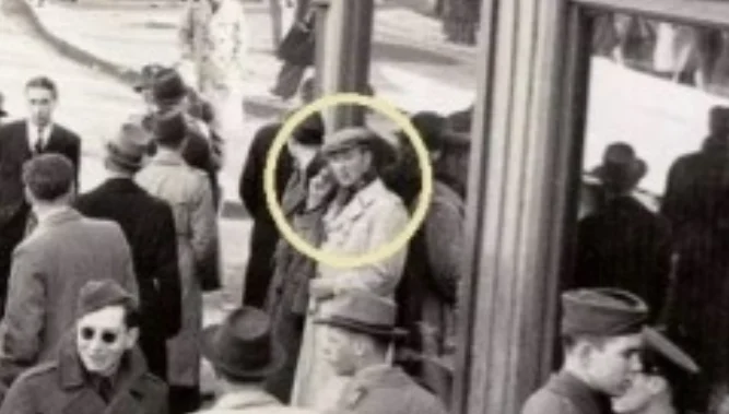 calatorie in timp O fotografie din 1943 prezintă un om cu un telefon. E o dovadă a călătoriei în timp?