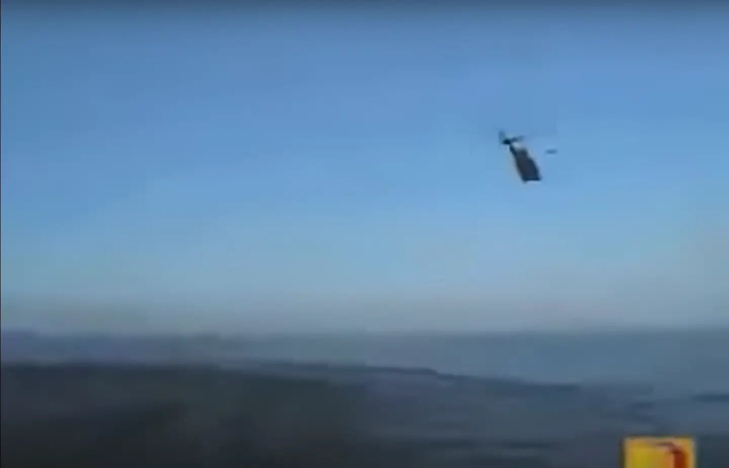 ozn Clip viral. Un OZN încearcă să scape de avioanele militare intrând în ocean