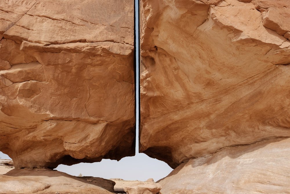 megalit Megalitul din Arabia Saudită, de 7 milioane de ani, care pare tăiat cu laserul