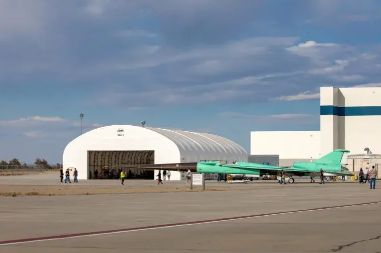 X-59 — Imagine 3 Imaginile publicate de NASA prezintă avionul X-59 pe pistă, lângă hangar, la Lockheed Martin Skunk Works din Palmdale, California