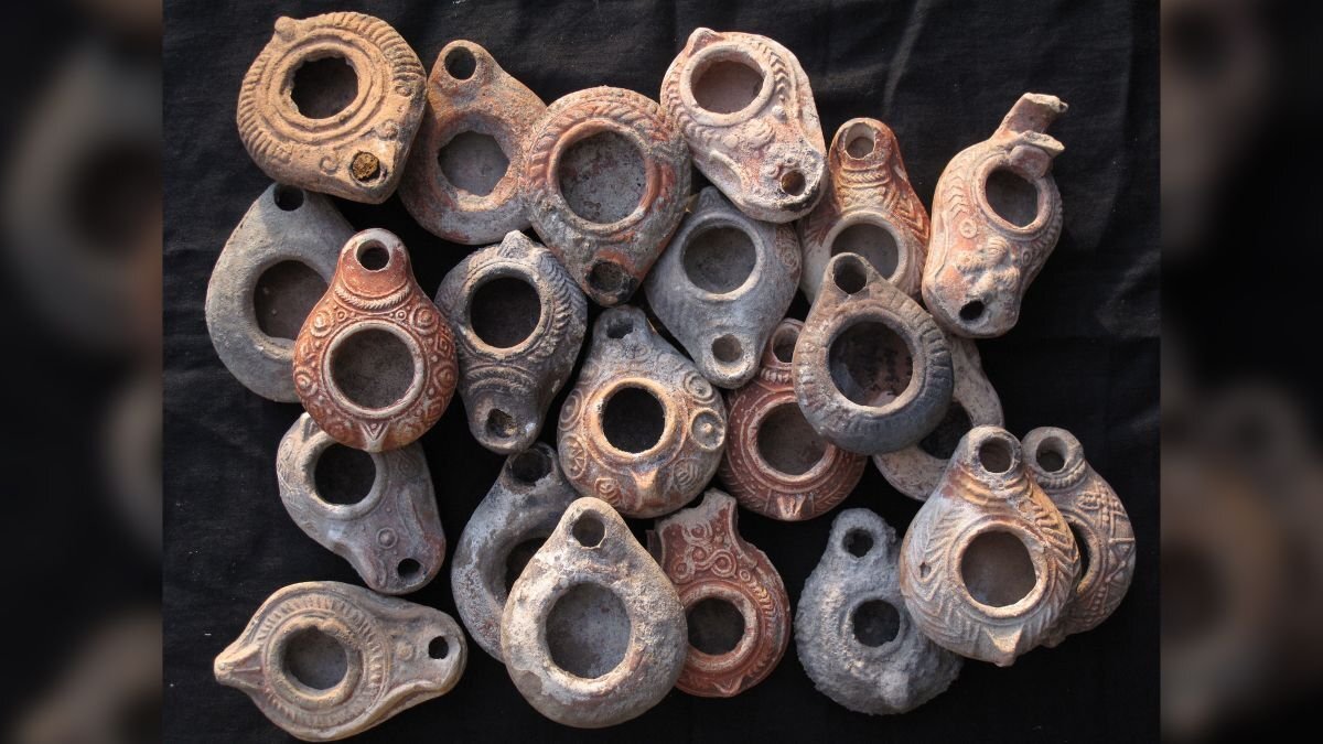 Cercetătorii cred că artefactele au fost depozitate în peșteră între secolele al II-lea și al IV-lea, când romanii au repopulat regiunea după ce i-au alungat pe evreii care se răzvrătiseră împotriva stăpânirii lor.