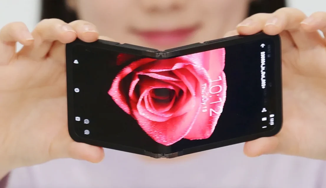 Samsung In&Out Flip. Telefonul care se pliază în ambele sensuri