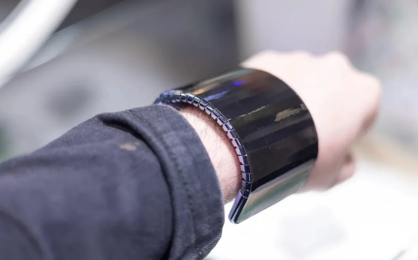 Samsung Cling Band Samsung Cling Band, la MWC24. Telefonul care se înfășoară pe încheietura mâinii