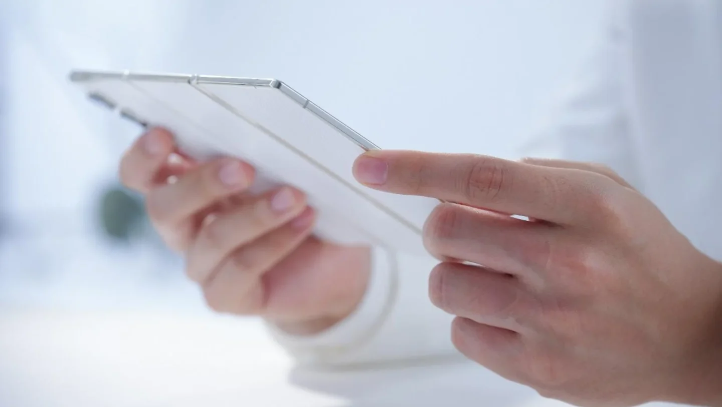 Primele telefoane cu trei ecrane, lansate luna viitoare