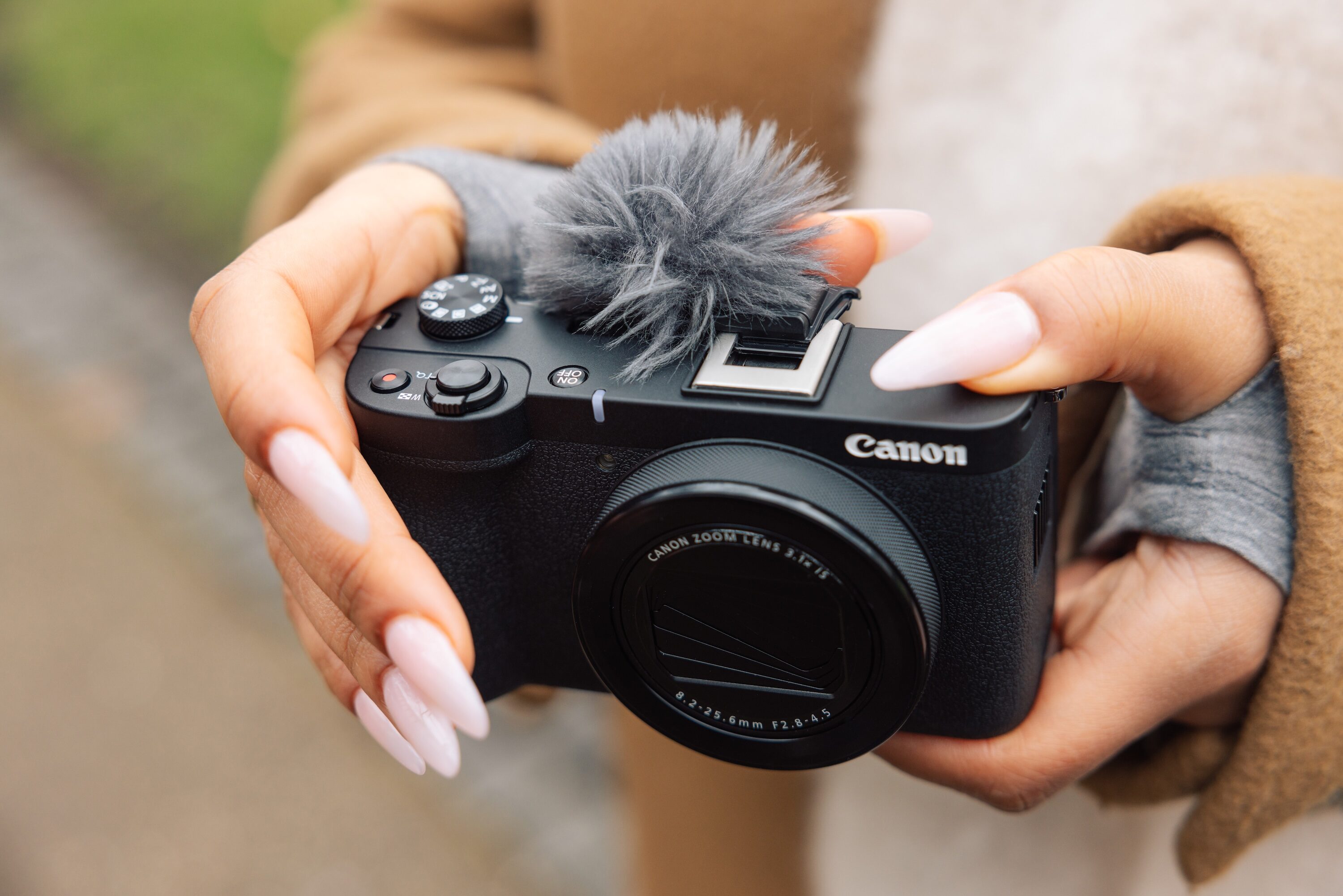 Canon lansează camerele PowerShot V1 și EOS R50 V
