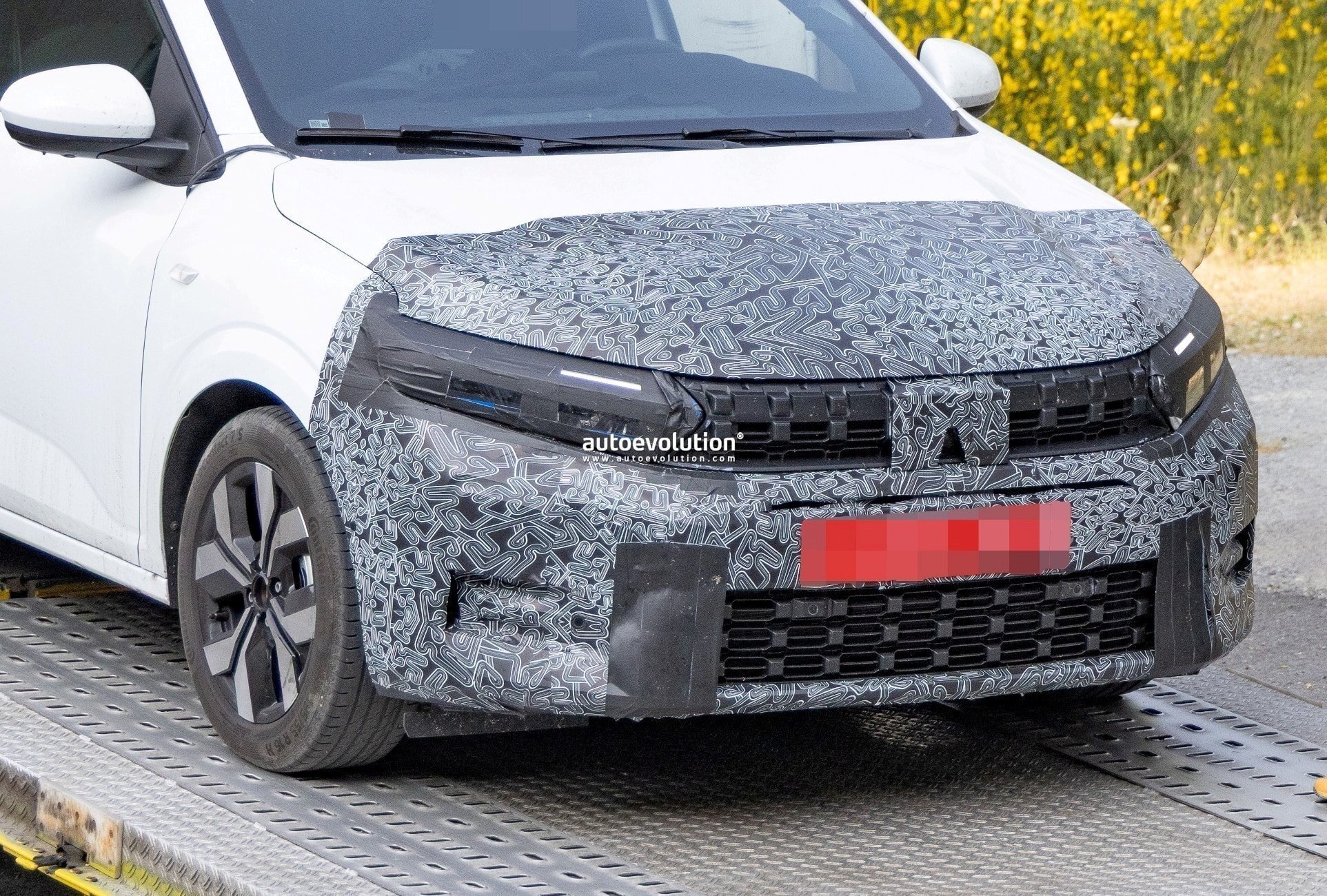 Dacia Sandero se reinventează: facelift-ul din 2025 primește design de Duster și o posibilă versiune hibrid