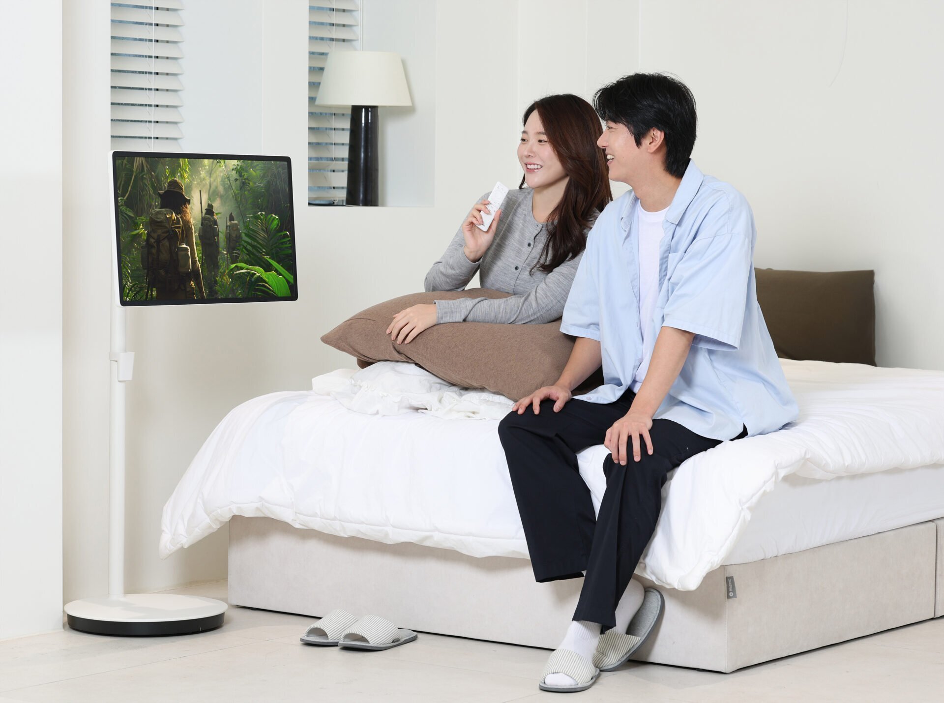 Samsung The Moving Style Wireless Portable Touchscreen TV 05 1 1920x1430 1