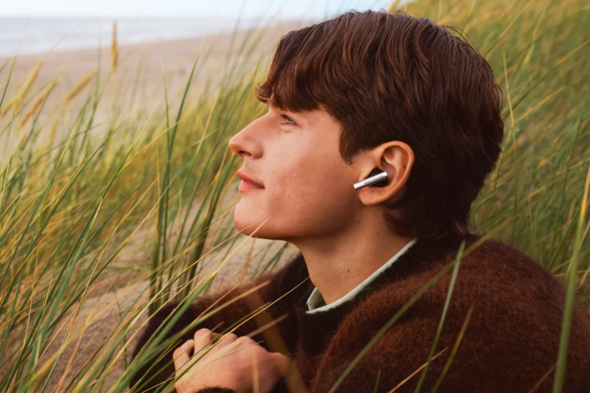B&O lansează căștile wireless Beo Grace, o fuziune între bijuterie și inovația audio