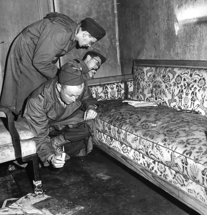 ADN-ul lui Adolf Hitler, secvențiat de pe o pată de sânge din bunker