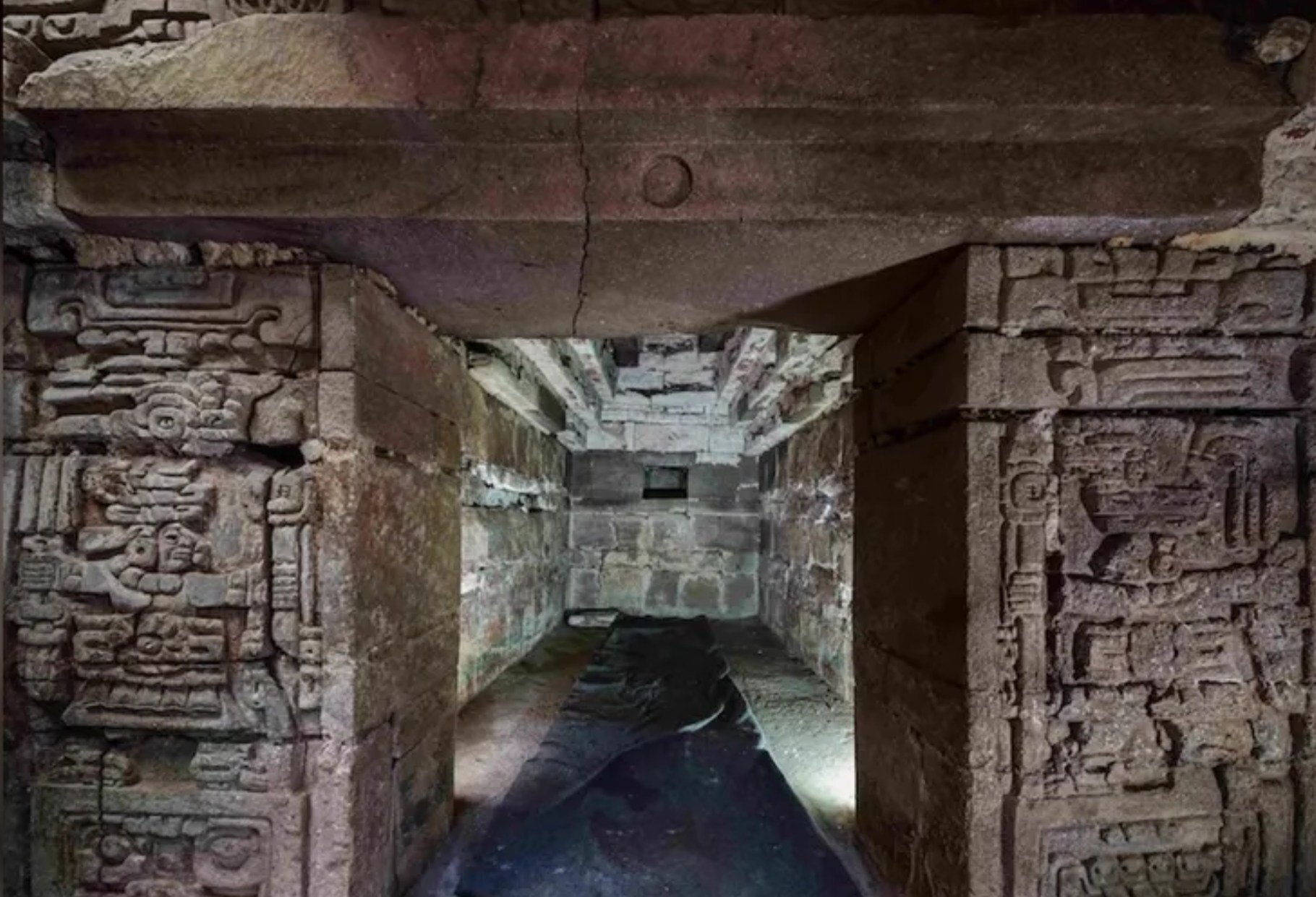 „Mesagerul Morții” din adâncuri: Un mormânt antic Zapotec, vechi de 1.400 de ani și păzit de o sculptură monumentală, rescrie istoria regiunii Puebla